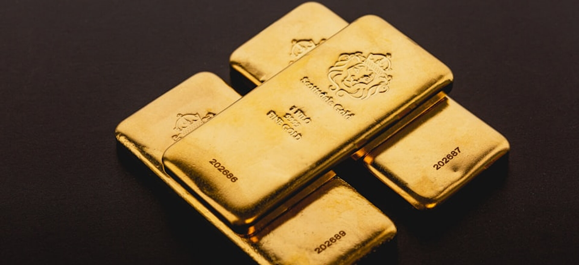 Gold Holds Gains as Divergent Fed Remarks Temper Easing Outlook